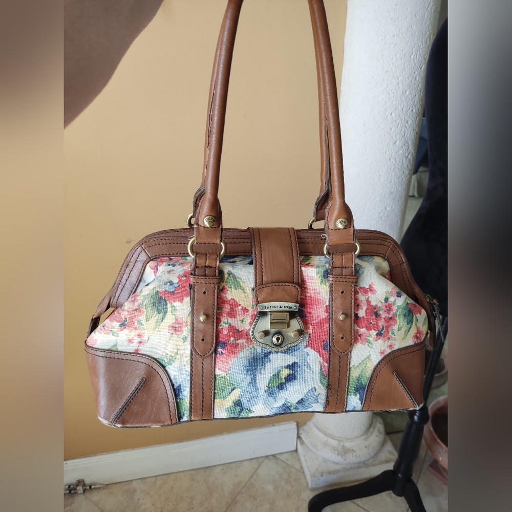 Etienne Aigner really sweet shoulder bag in a floral design